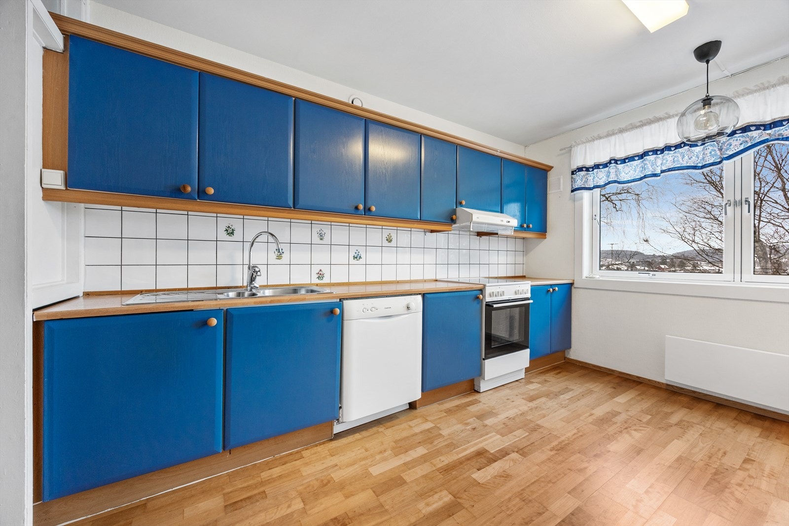 Godt med skap og-benkeplass. Galleribilde