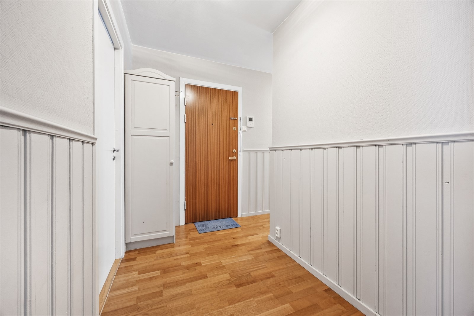 Her har du god plass til å henge fra deg yttertøy og sko. Galleribilde