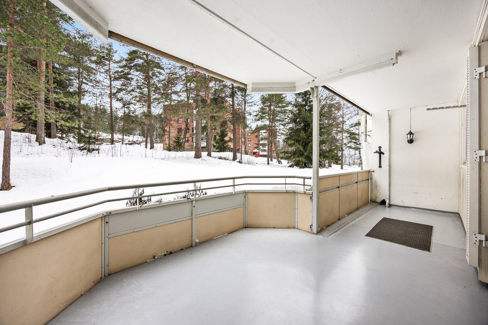 En lys og romslig 3-roms med attraktiv beliggenhet i et veletablert og populært boligområde på Ellingsrud/Karihaugen. Galleribilde