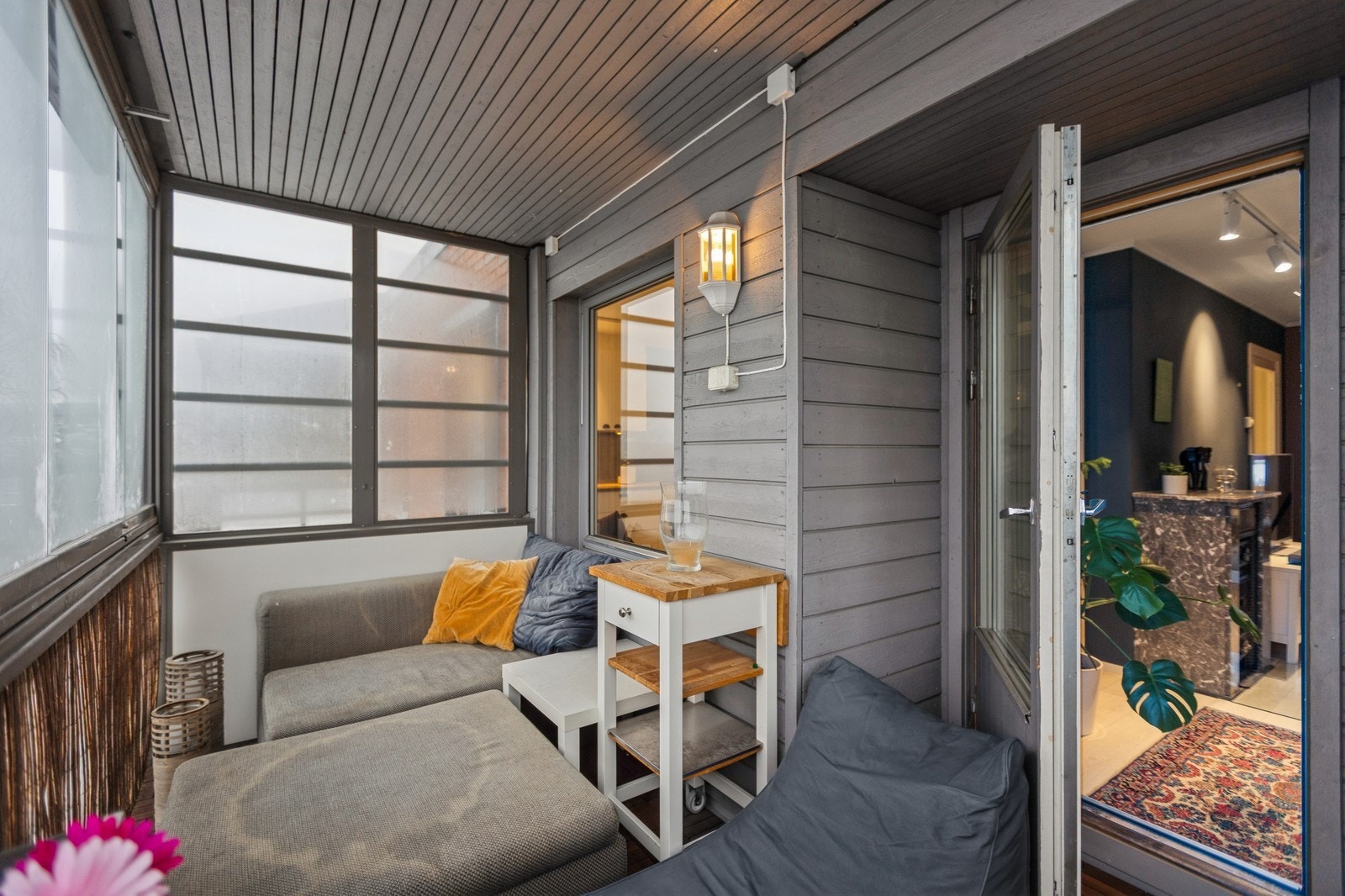 Utgang til innglasset balkong fra stuen. Galleribilde