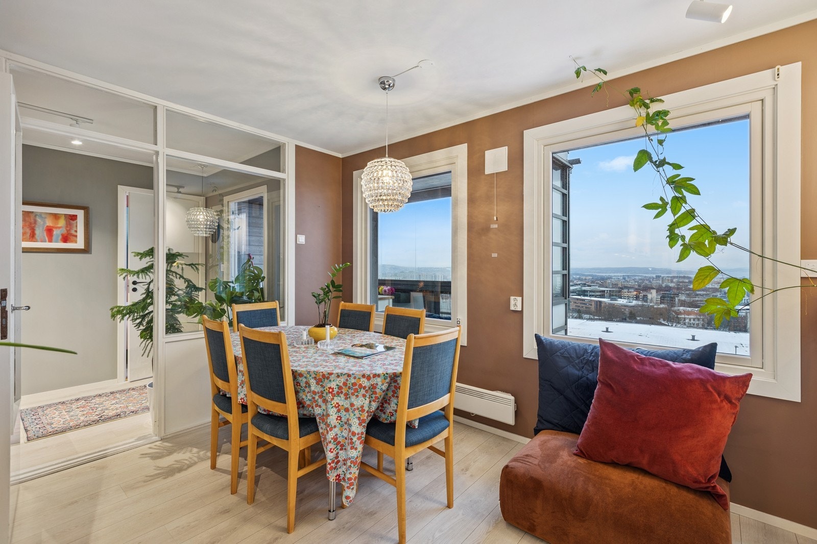 Leiligheten ligger høyt til med flott utsikt. Galleribilde