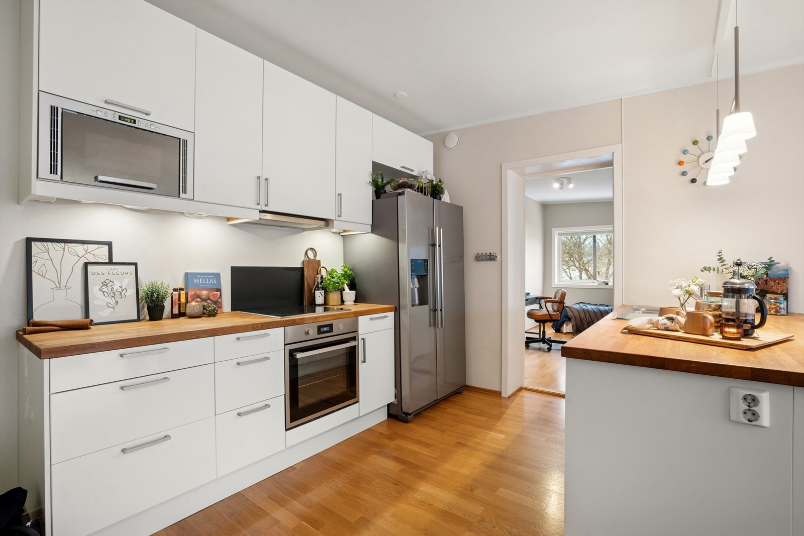 Den praktiske kjøkkenøyen gir godt med benkeplass, perfekt for hobbykokken Galleribilde