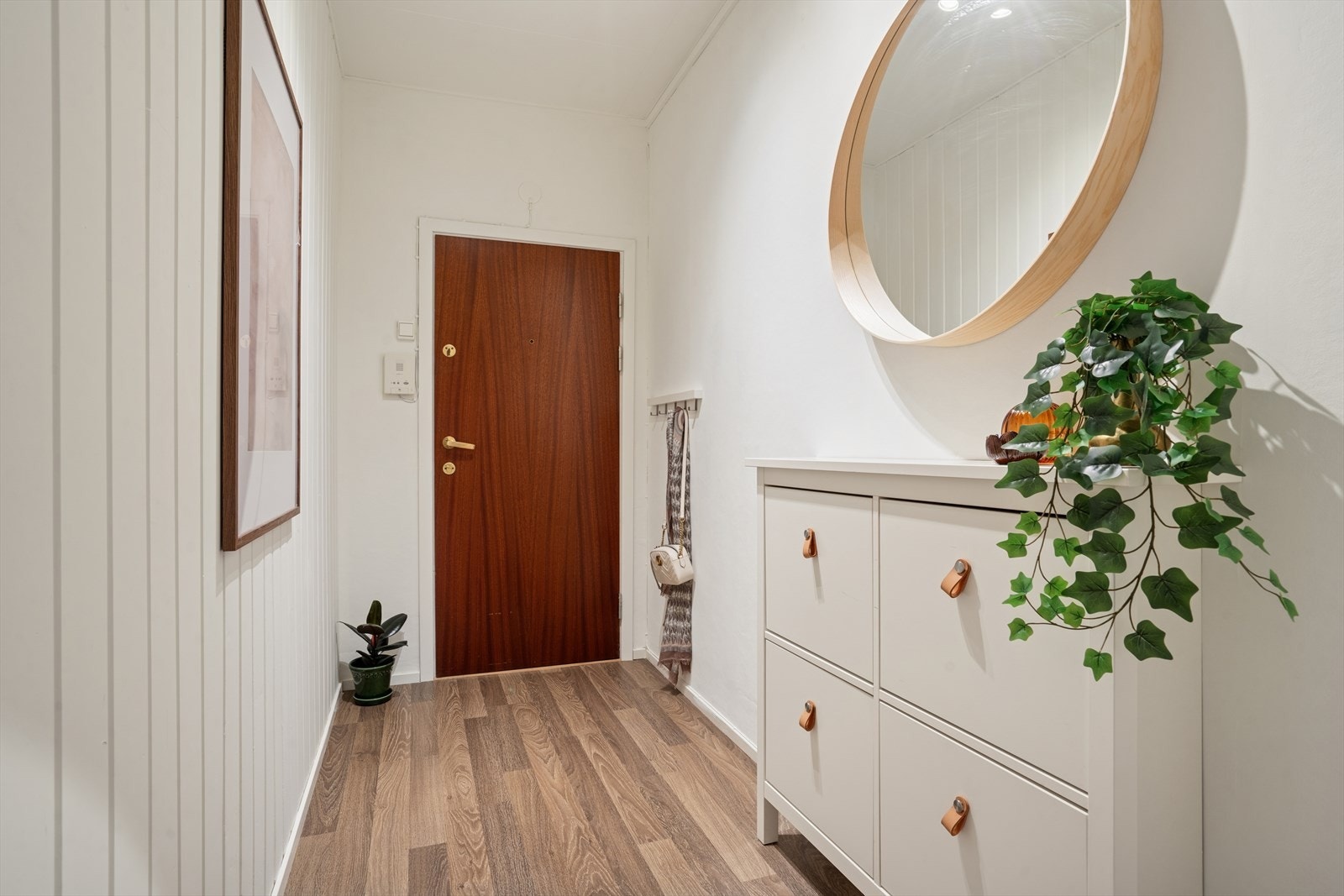 Innbydende og lys entré med god plass til å henge fra seg yttertøy og sette fra seg sko Galleribilde