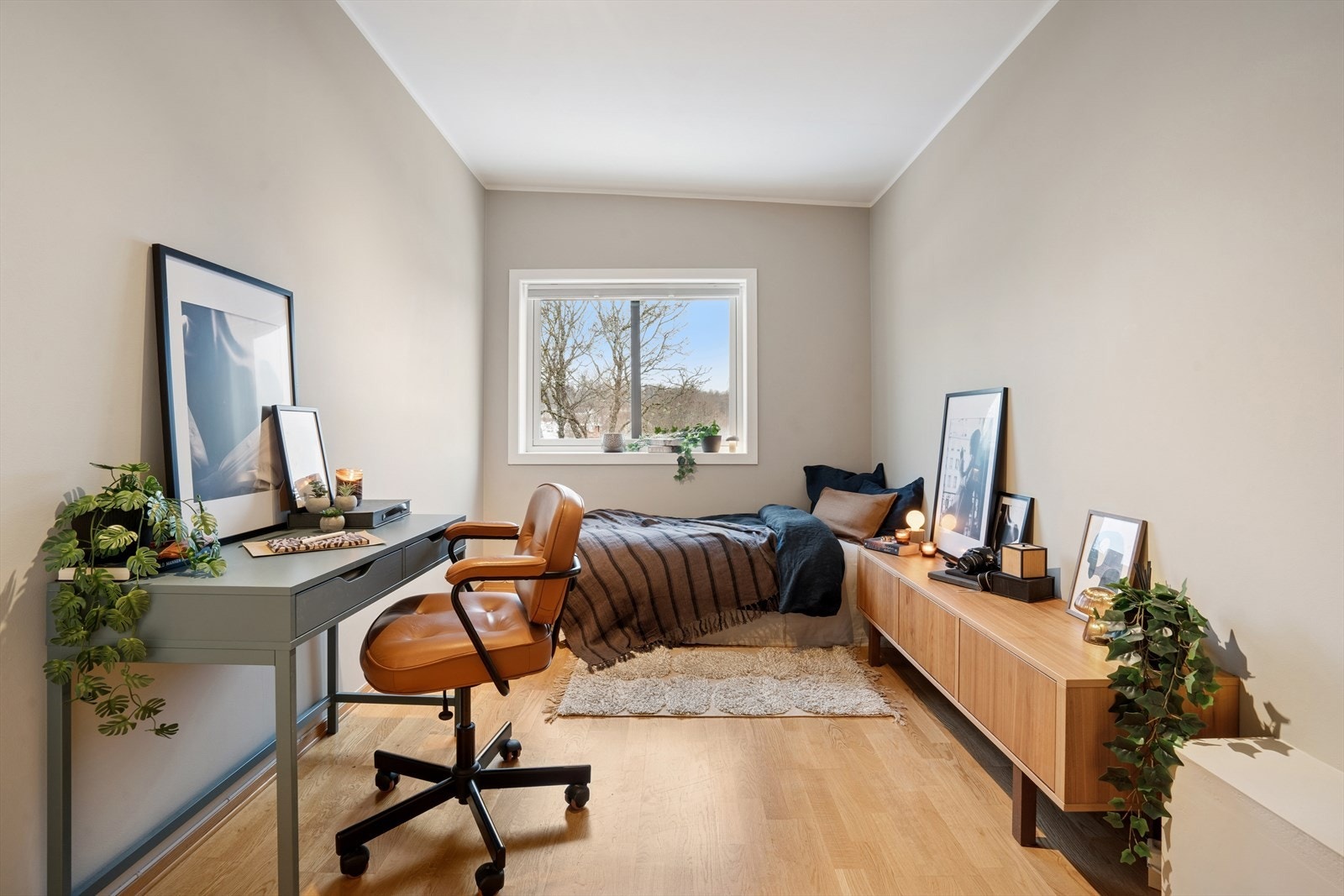 Rommet er av meget god størrelse og har god plass til seng, skrivebord og oppbevaringsmøblement Galleribilde