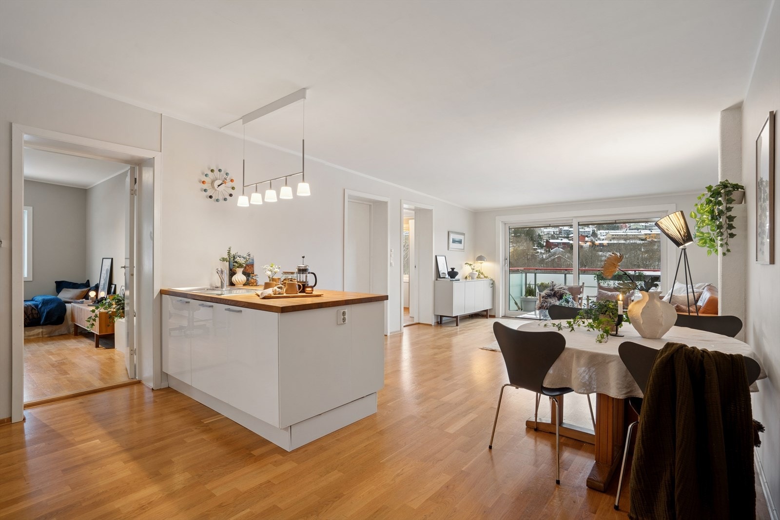 I tilknytning kjøkkenet er det god plass til spisebord. Her kan venner og familie samles til hyggelige måltider Galleribilde