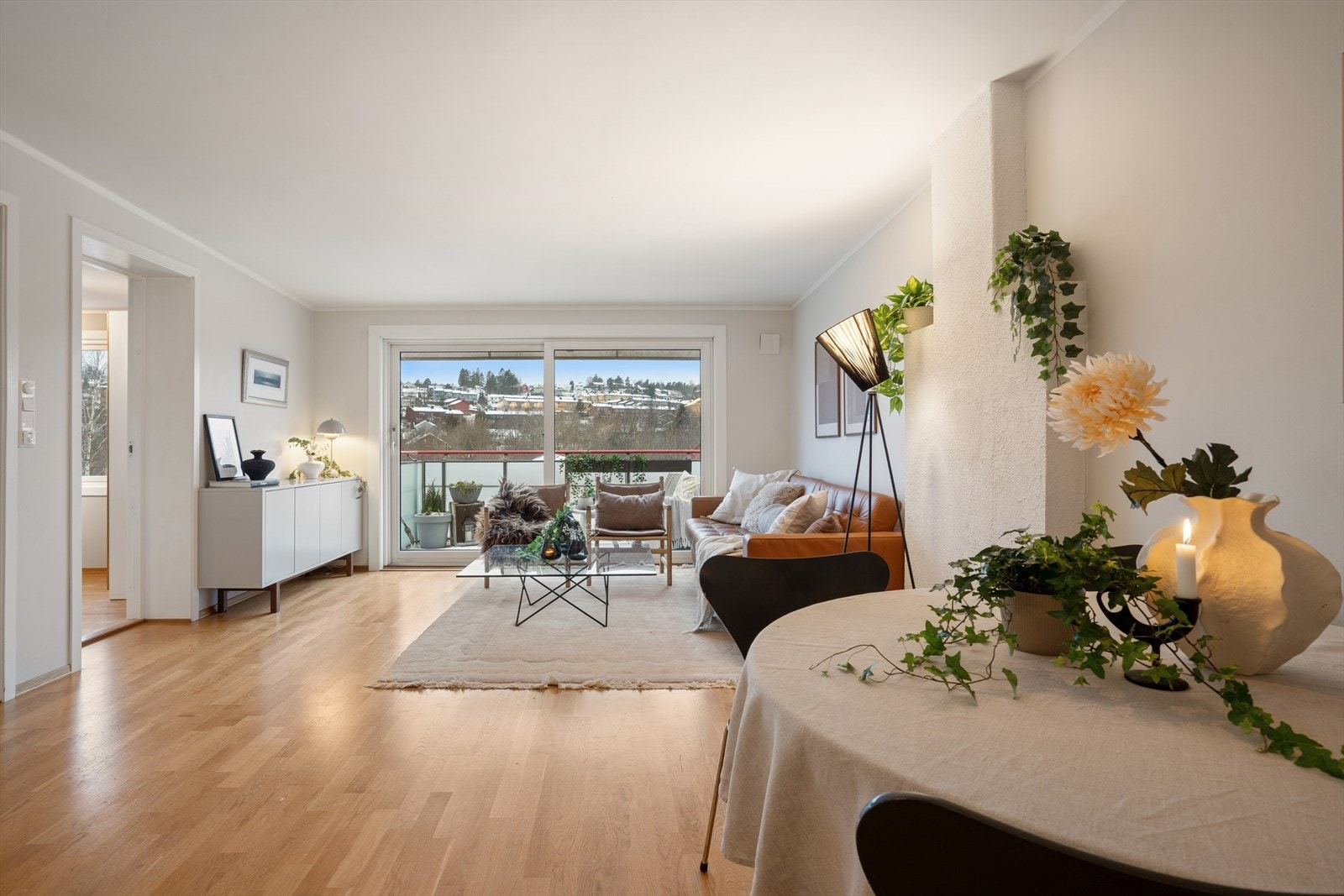 Stuen har god plass til sofagruppe, bord og annet ønsket møblement Galleribilde