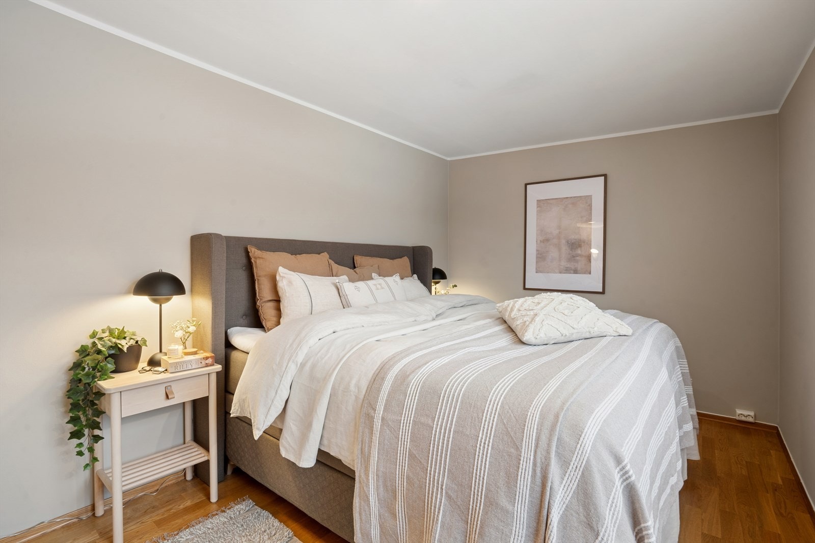 Rommet har god plass til stor dobbeltseng med nattbord på hver side Galleribilde