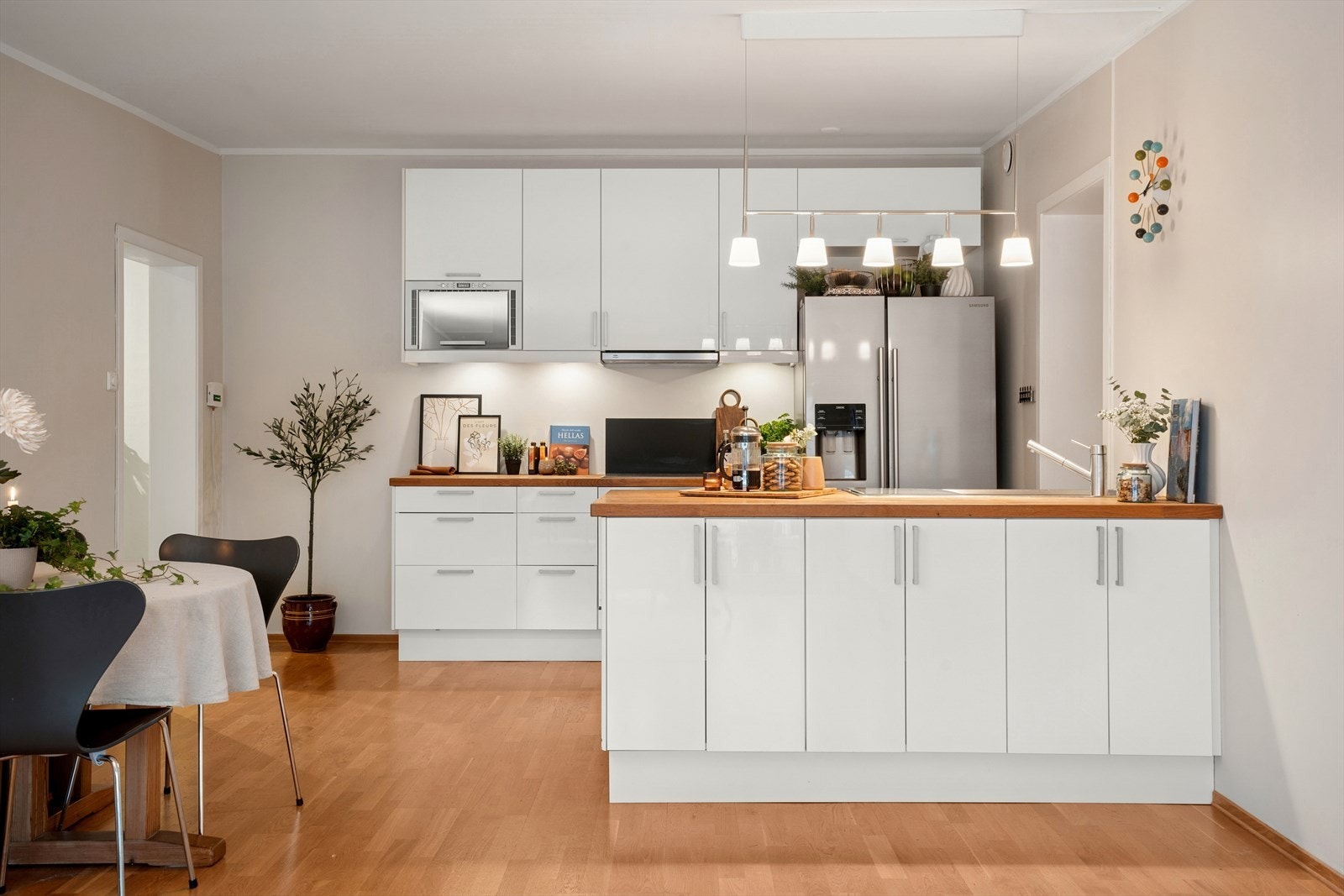 Kjøkkenet byr på svært god oppbevaringsplass i skuffer og skap (Kjøkken er etablert i areal godkjent som "kott", se pkt. ferdigattest i salgsoppgave) Galleribilde