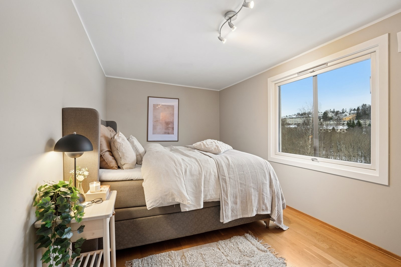 Hovedsoverommet er innredet med ekstra stor dobbeltseng, og er malt i beroliggende farger Galleribilde