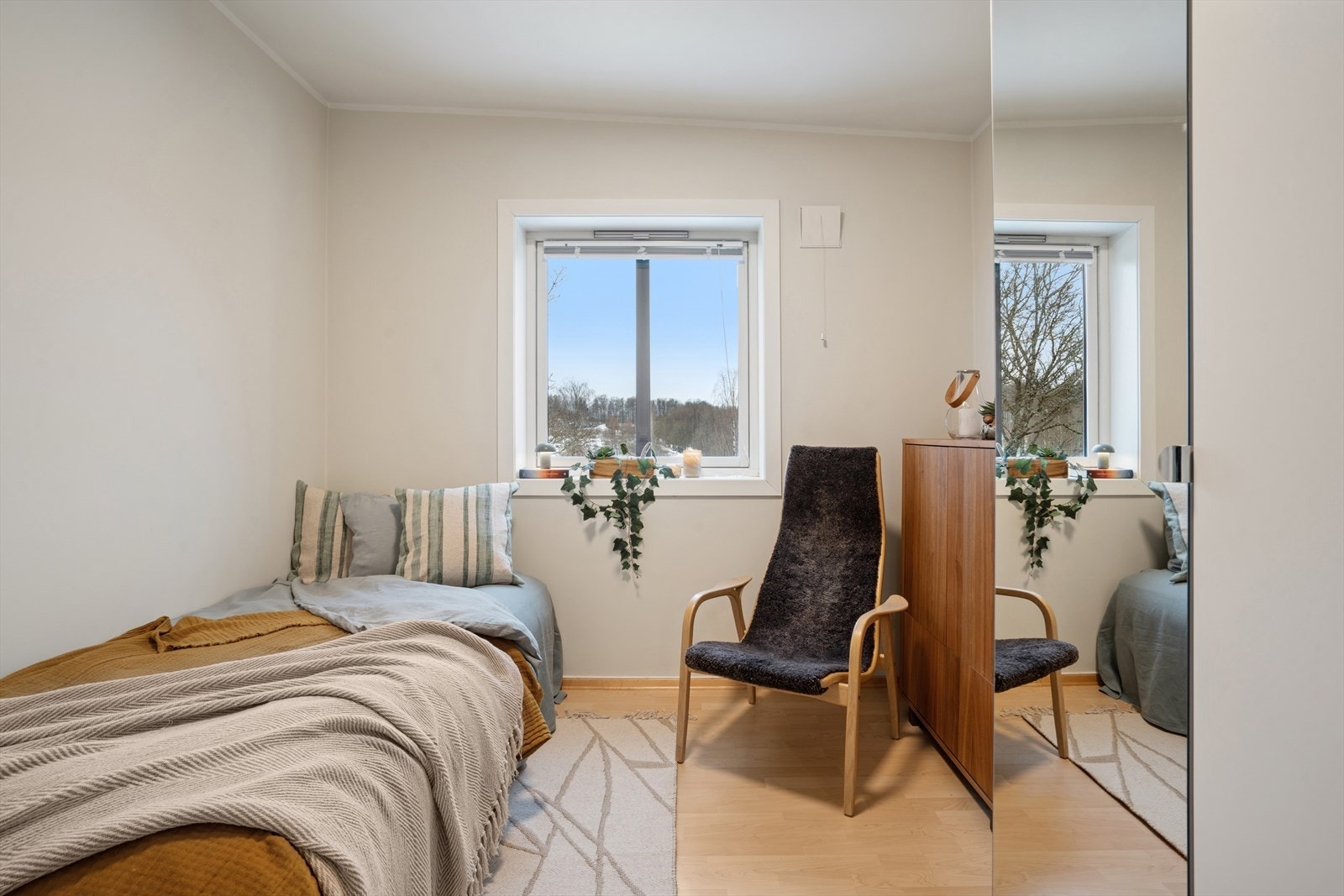 Boligens tredje soverom er i dag innredet med seng og garderobeskap, Galleribilde