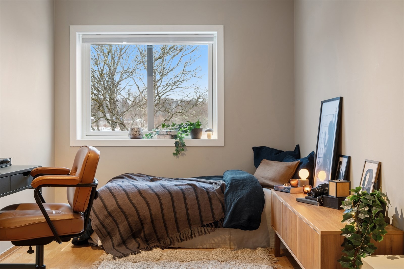 I tilknytning til kjøkkenet ligger ett av boligens tre soverom Galleribilde