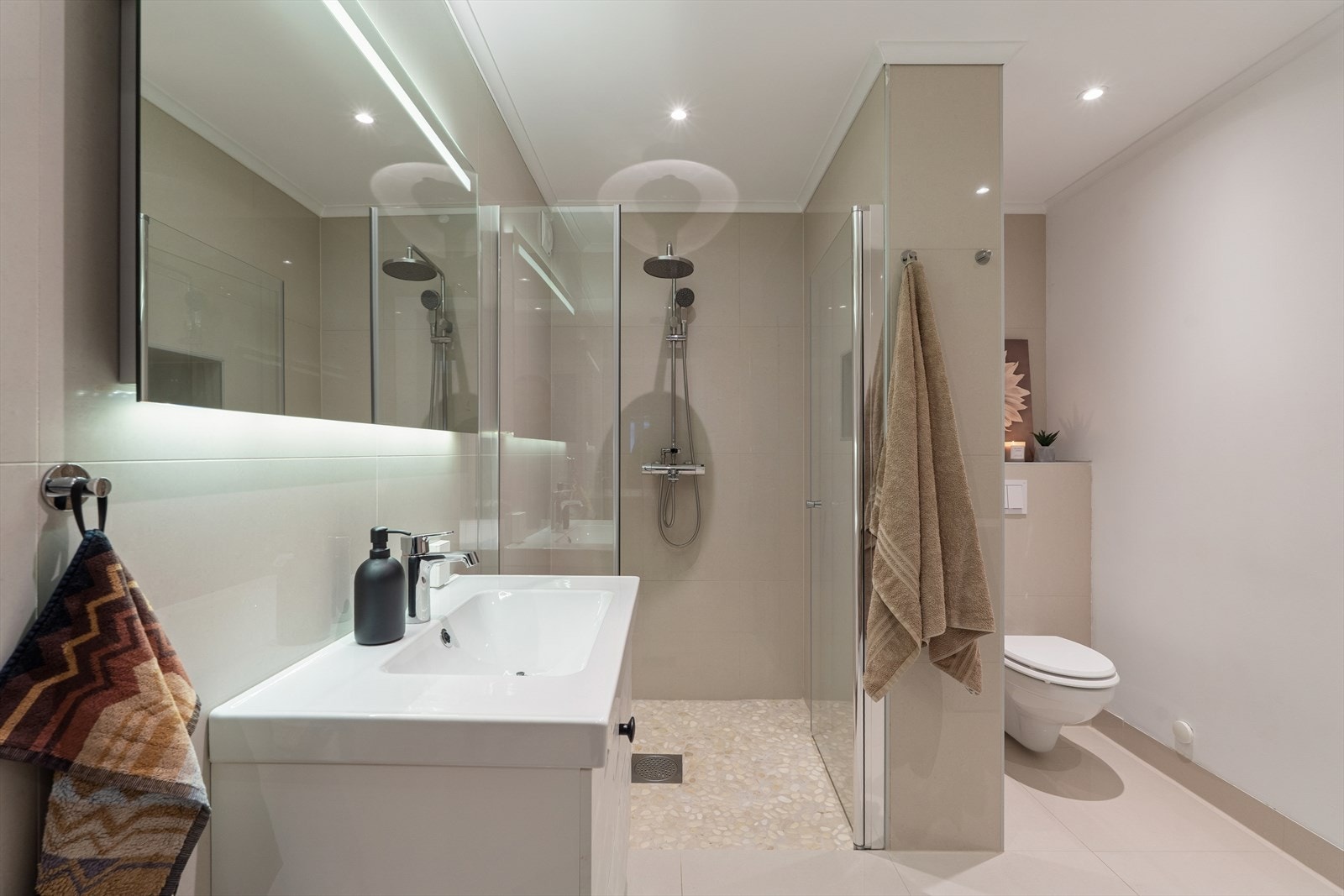 Lekkert innredet bad med nisje til wc. Galleribilde