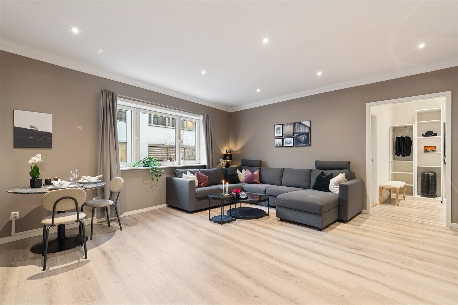 Romslig stue malt i lune og tidsriktige farger. Det meste er gjort i 2018. Galleribilde