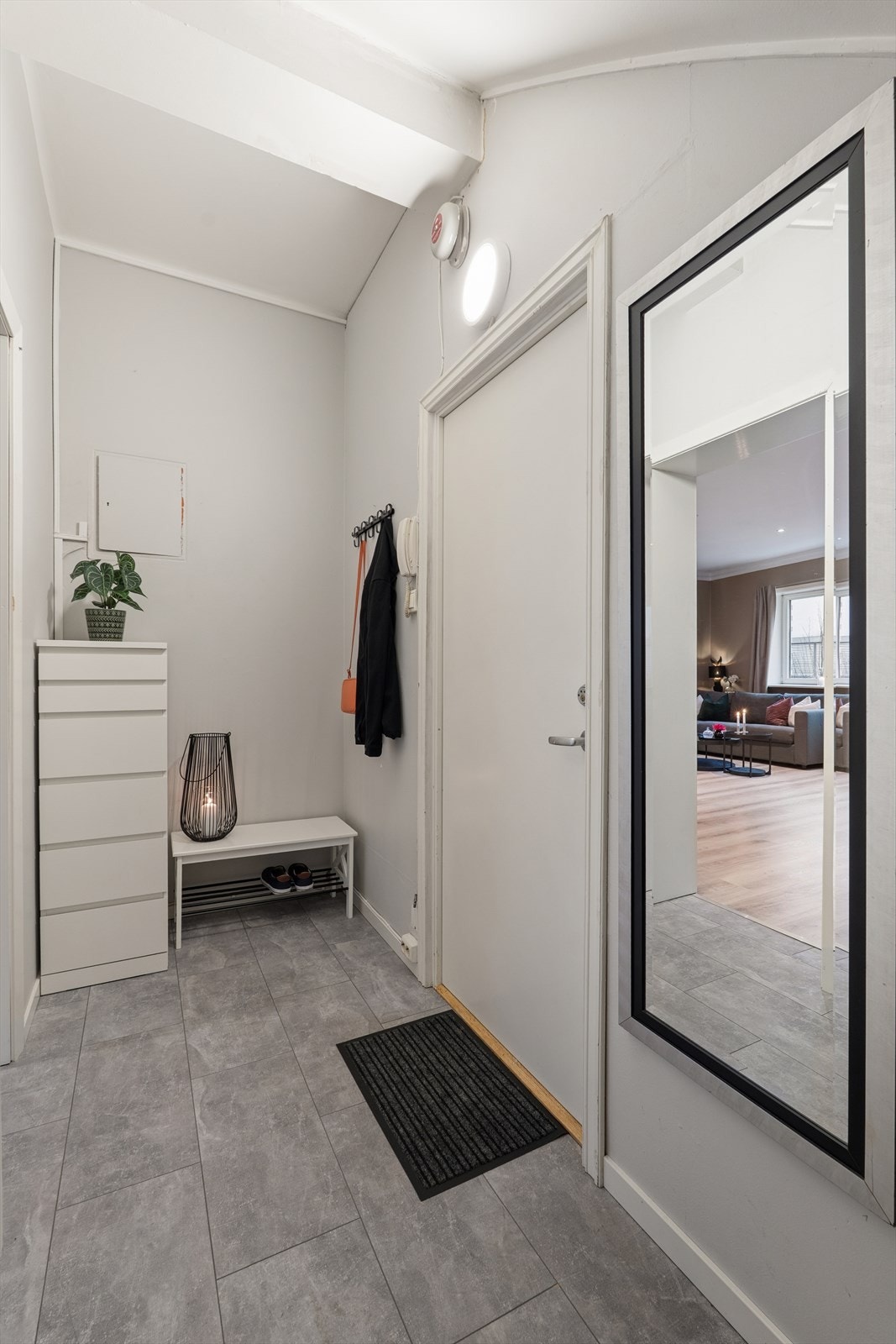 Det er adkomst til leiligheten fra felles portrom og trappegang. Dette er entrèen til selve leiligheten. Galleribilde