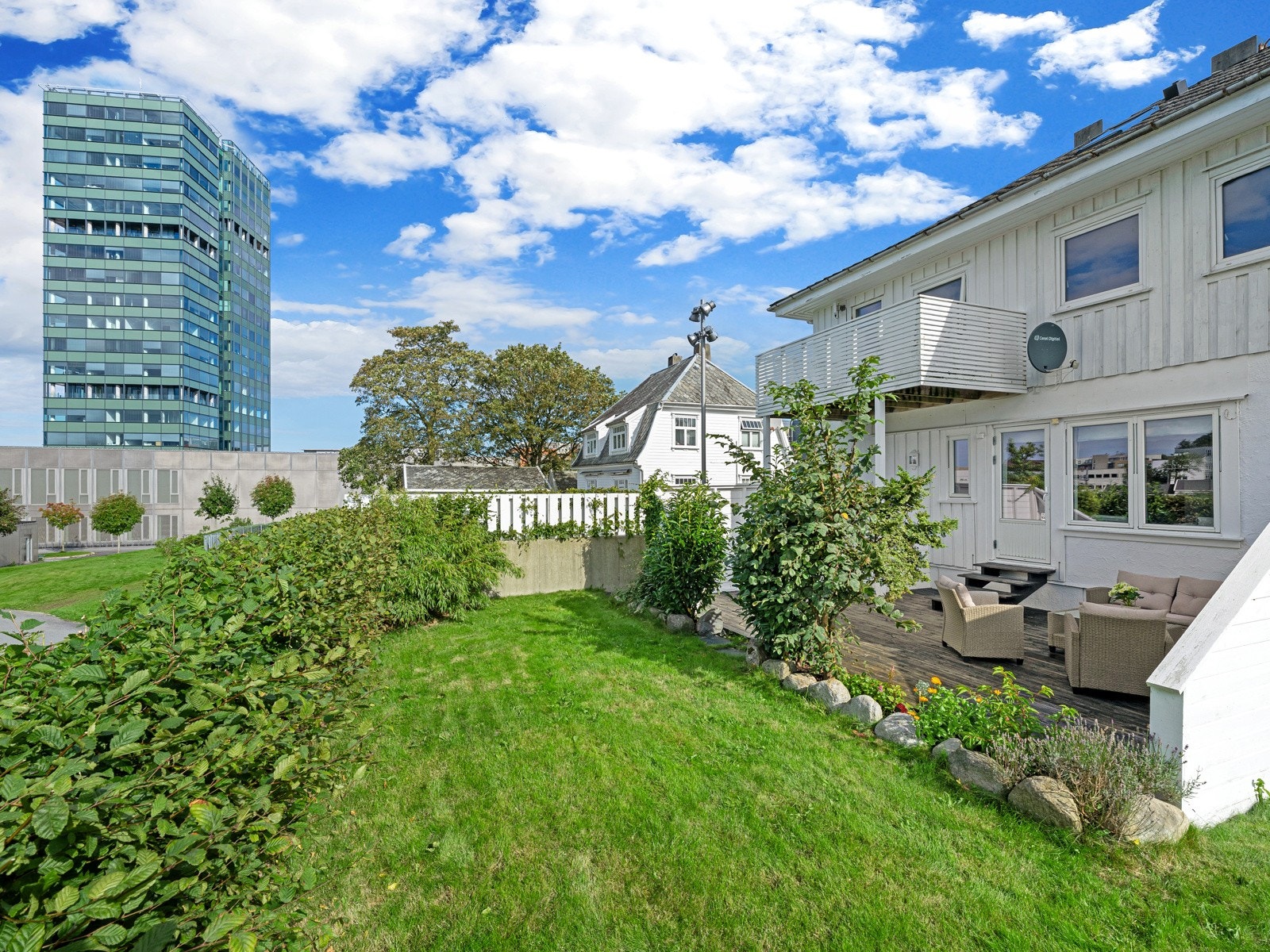 Dagligvarehandelen kan blant annet gjøres på Spar som ligger ca. 500 meter fra boligen og Kiwi. Coop Obs ligger på M44 senteret, ca. 1,2 km unna boligen. Galleribilde