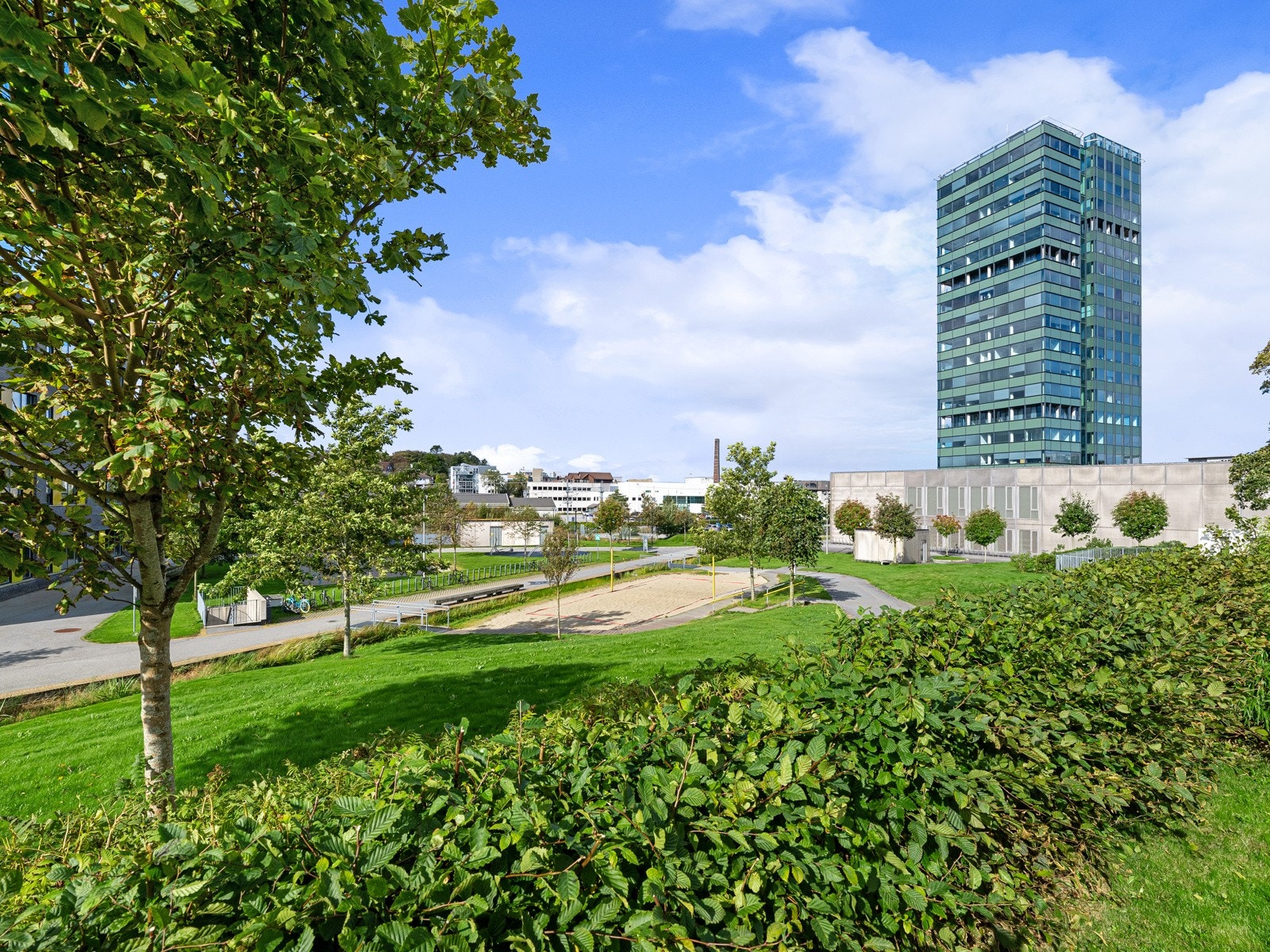 Bryne har et bredt idrettstilbud innen fotball, tennis, taekwondo, karate, svømming og håndball. Bryne fotballklubb holder til ved Bryne stadion, ca. 450 meter fra boligen, og har ca. 50 lag i aldersbestemte klasser. Galleribilde