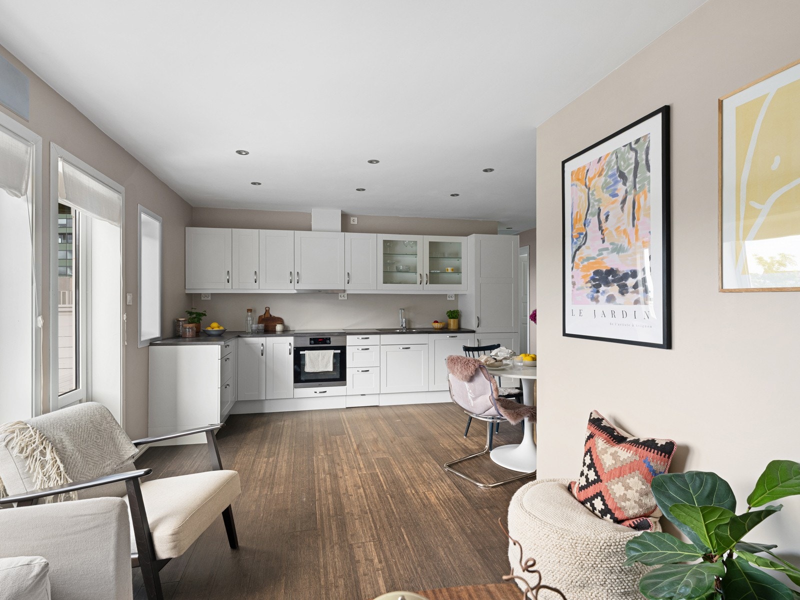 Den åpne løsningen mellom stue og kjøkken gir en luftig og sosial romfølelse. Galleribilde