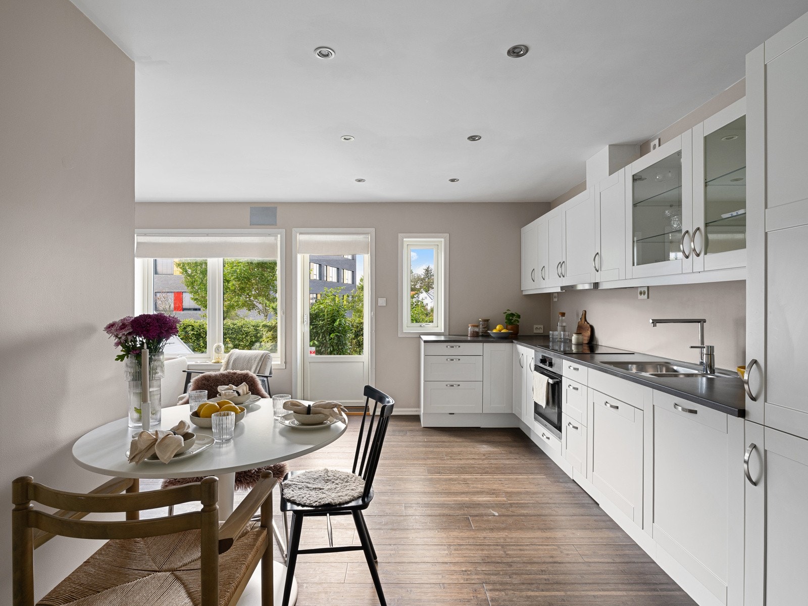 Man kommer inn i leiligheten til stue/kjøkken som ligger i åpen løsning. Galleribilde