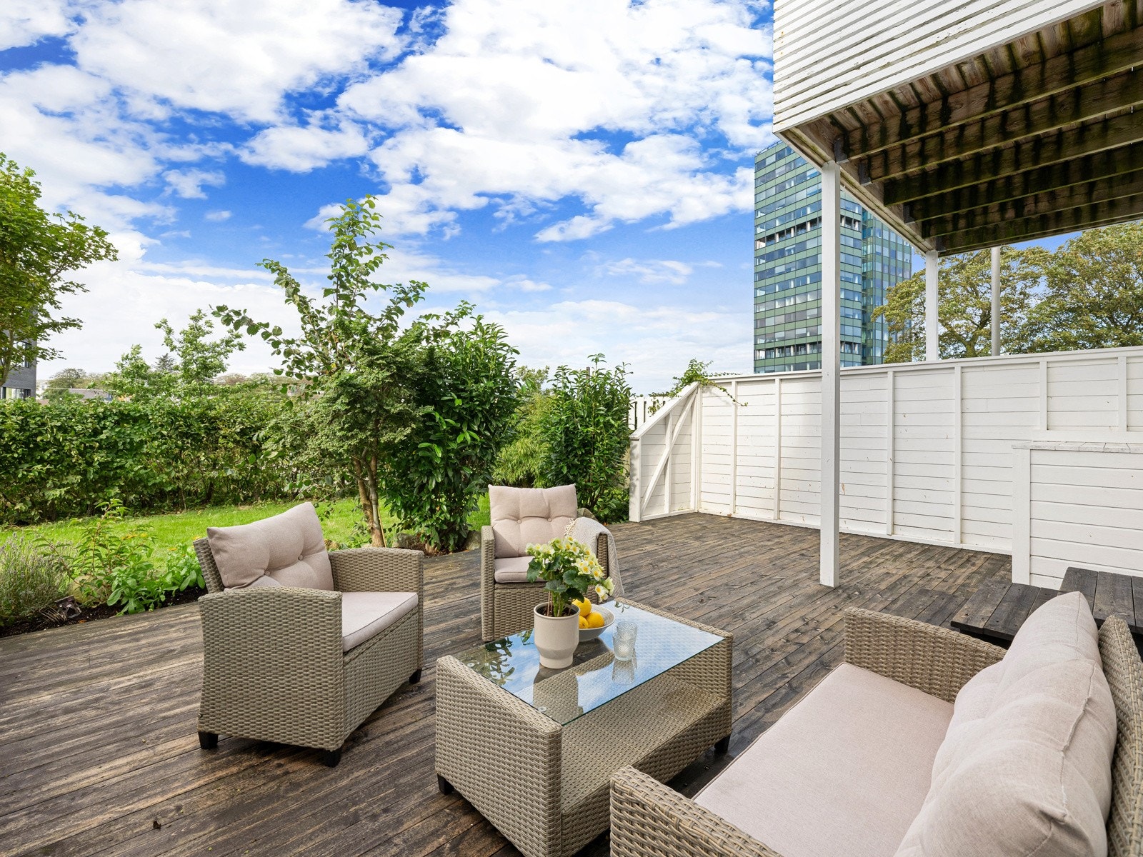 Terrassen er romslig med god plass til utemøbler og grill. Galleribilde