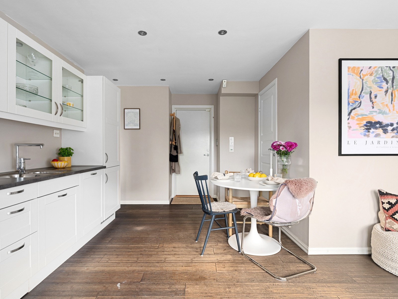 Ventilator er montert over kokesonen. Videre har kjøkkenet godt med skap- og benkeplass. Galleribilde