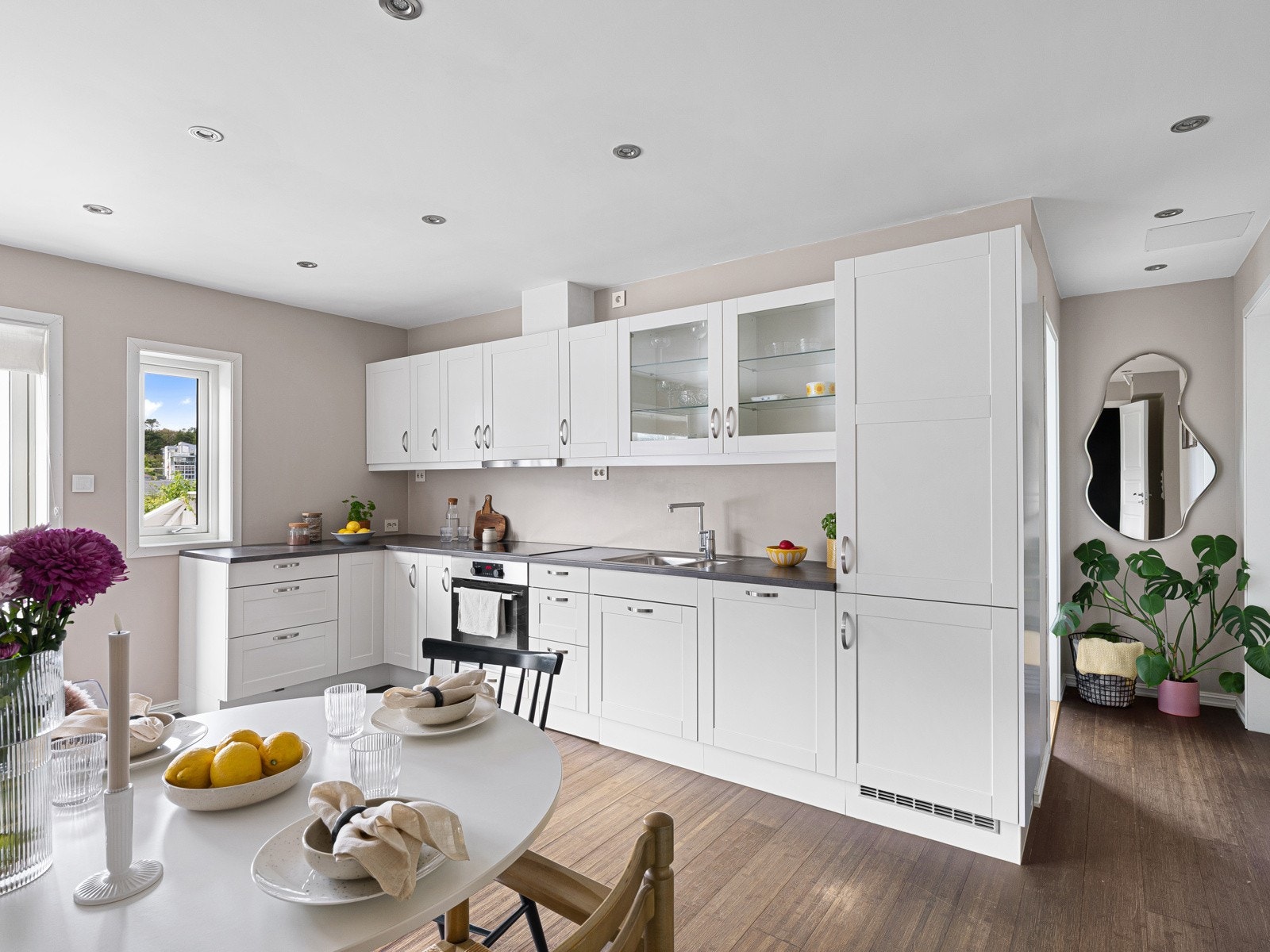 Flott og sentral leilighet i første etasje, modernisert i 2012. Galleribilde