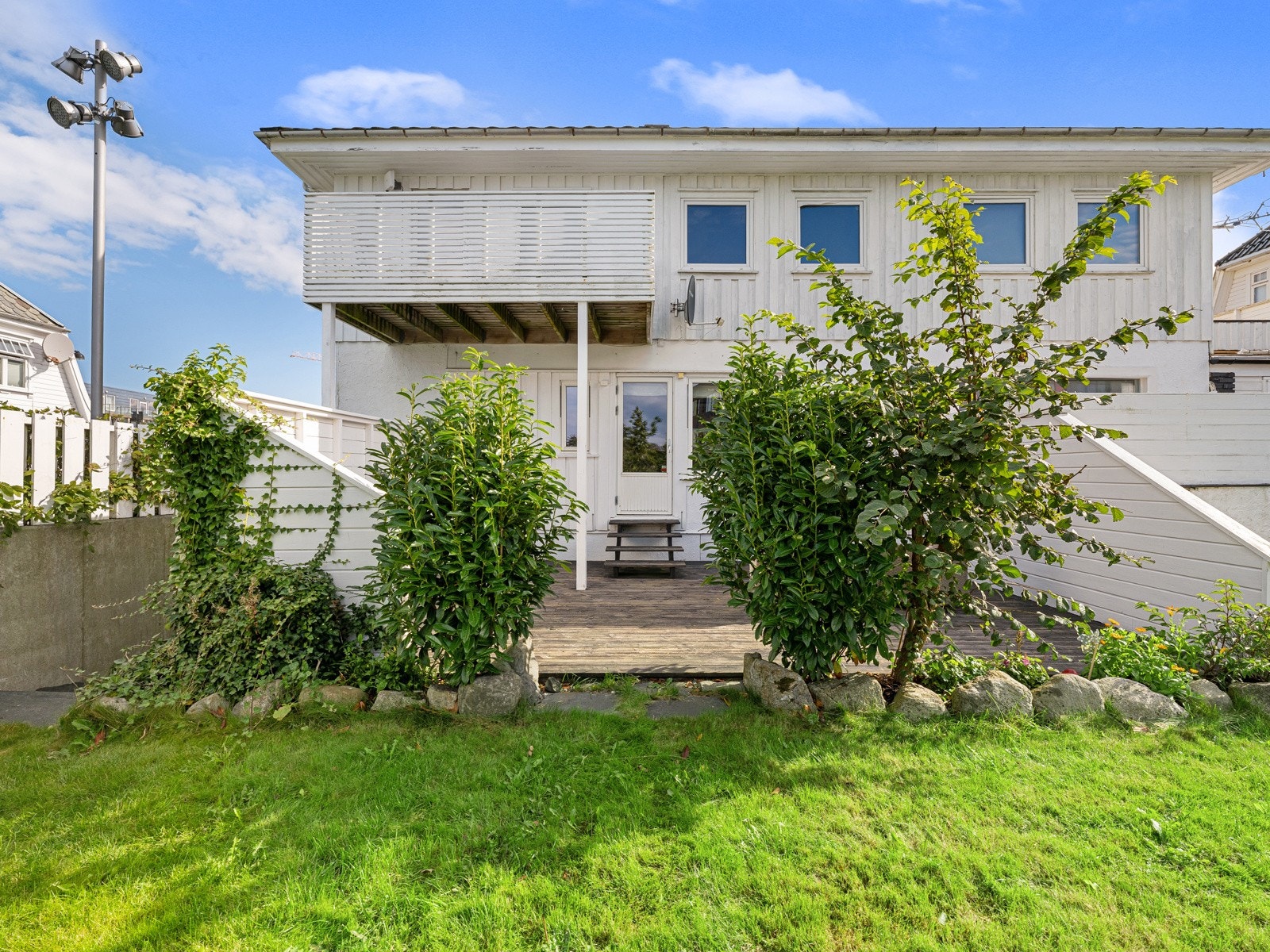 Fra Bryne stasjon tar toget deg til Stavanger på ca. 32 min. Ved å benytte bil tar det ca. 24 min til Sandnes, samt 33 min til Stavanger by og Stavanger lufthavn Sola. Galleribilde