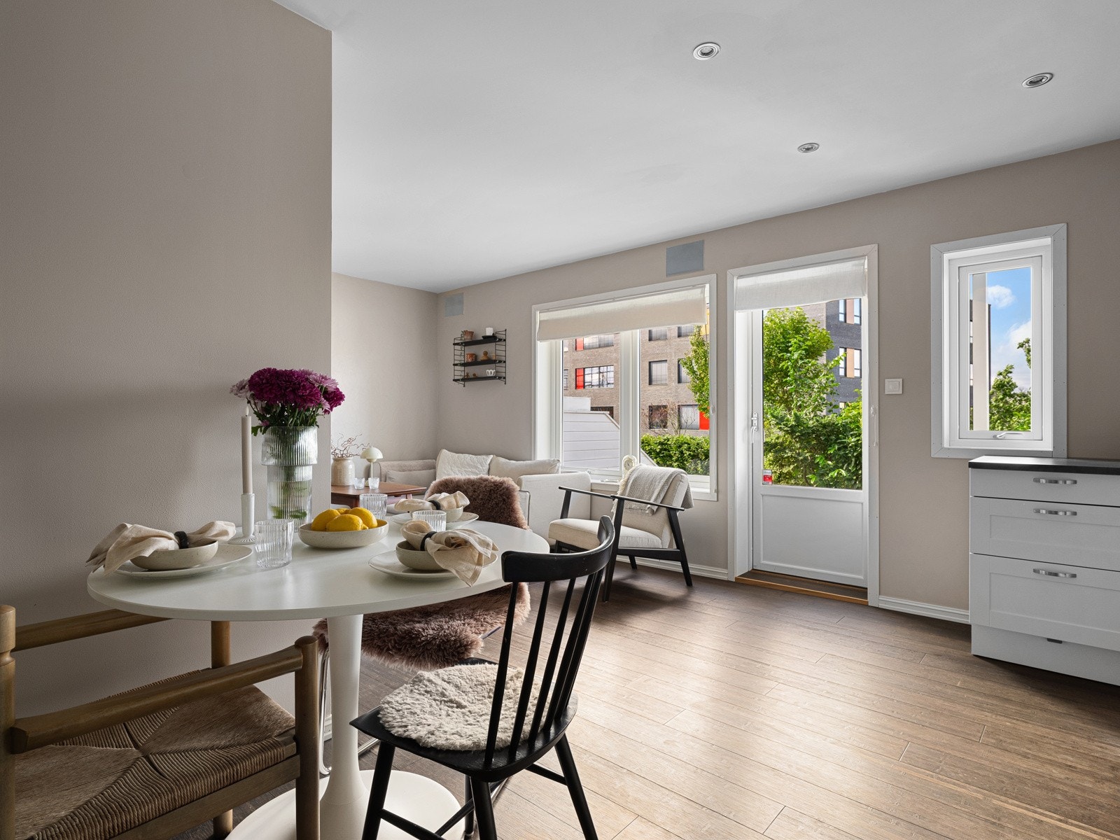 Rommet har gode vindusflater som slipper inn naturlig lys, samt utgang til solrik terrasse. Galleribilde