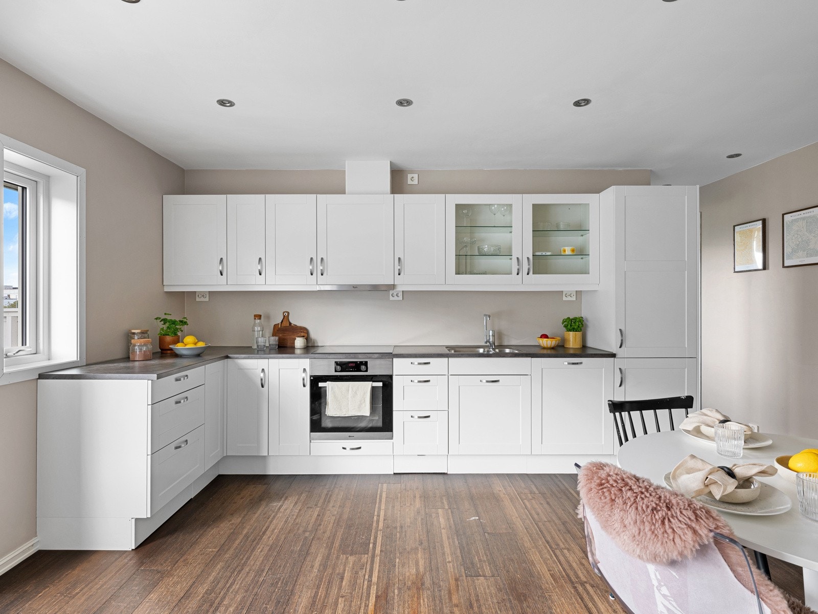 Kjøkkeninnredningen fra HTH med integrerte hvitevarer som koketopp, komfyr, oppvaskmaskin og kjøleskap. Galleribilde