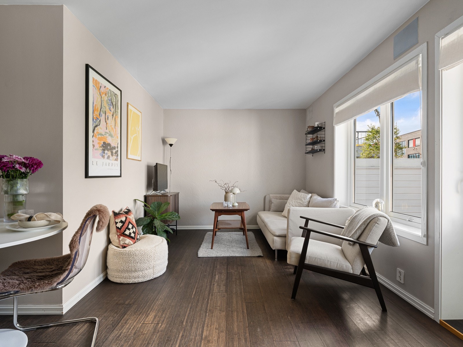 Stuen passer perfekt for både rolige og sosiale kvelder. Galleribilde