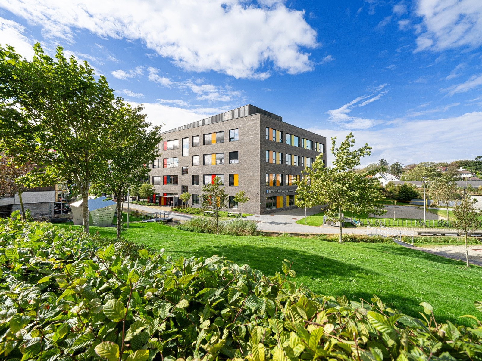 Leiligheten ligger i et sentrumsnært og barnevennlig boligområde på Bryne. Her har dere nærhet til barnehager, skoler, friluftsområder, kollektivtransport, en rekke butikker og et variert servicetilbud. Galleribilde
