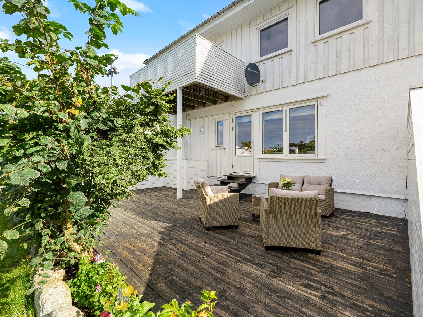 Området byr på offentlig kommunikasjon i form av buss og tog. Bryne stasjon ligger ca. 300 meter fra leiligheten. Galleribilde