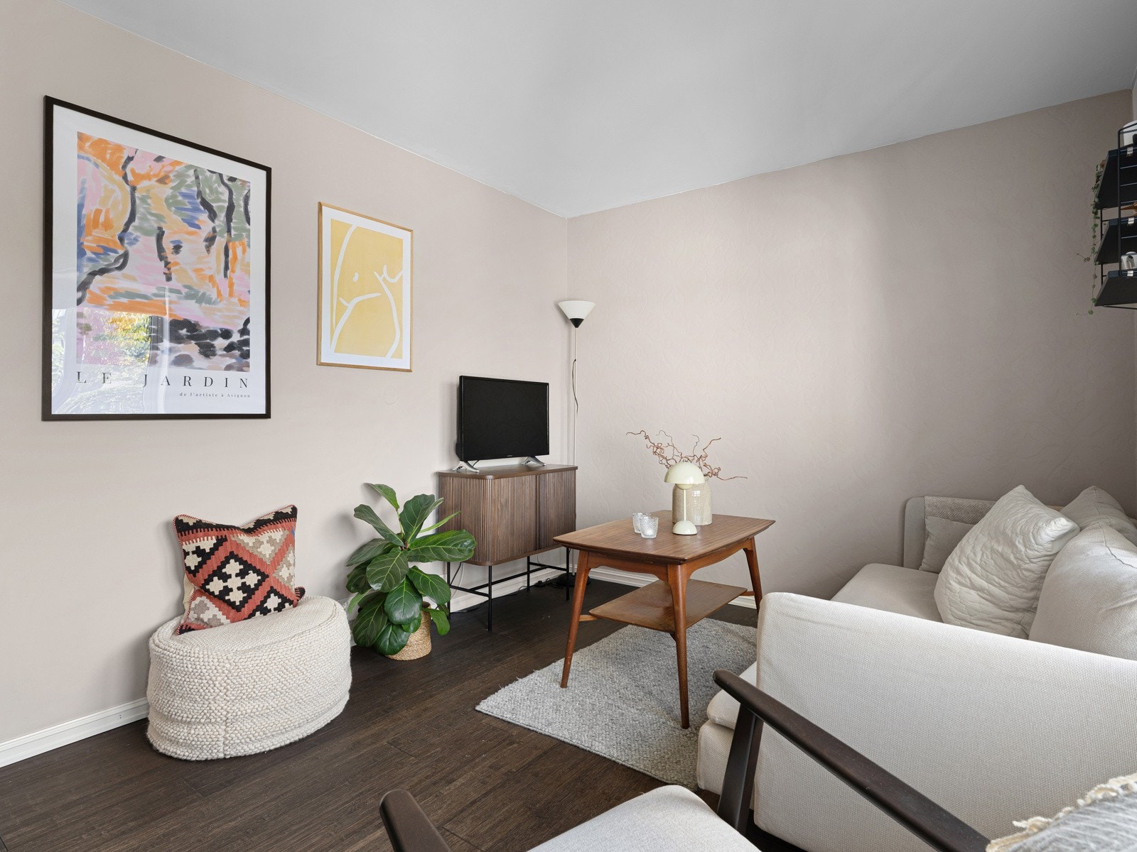 Stuen og kjøkkenet er et allrom for matlaging, måltider og sofahygge. Galleribilde