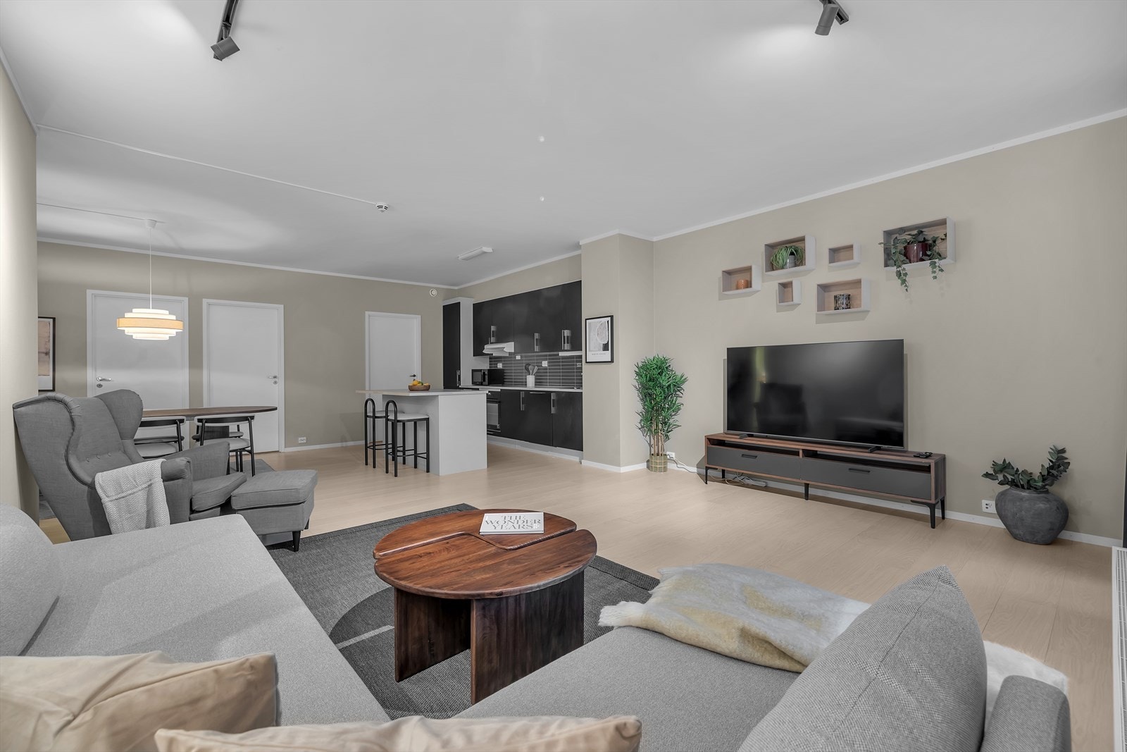 Romslig og moderne leilighet beliggende på Strandvegen, sør for Tromsø sentrum. Galleribilde