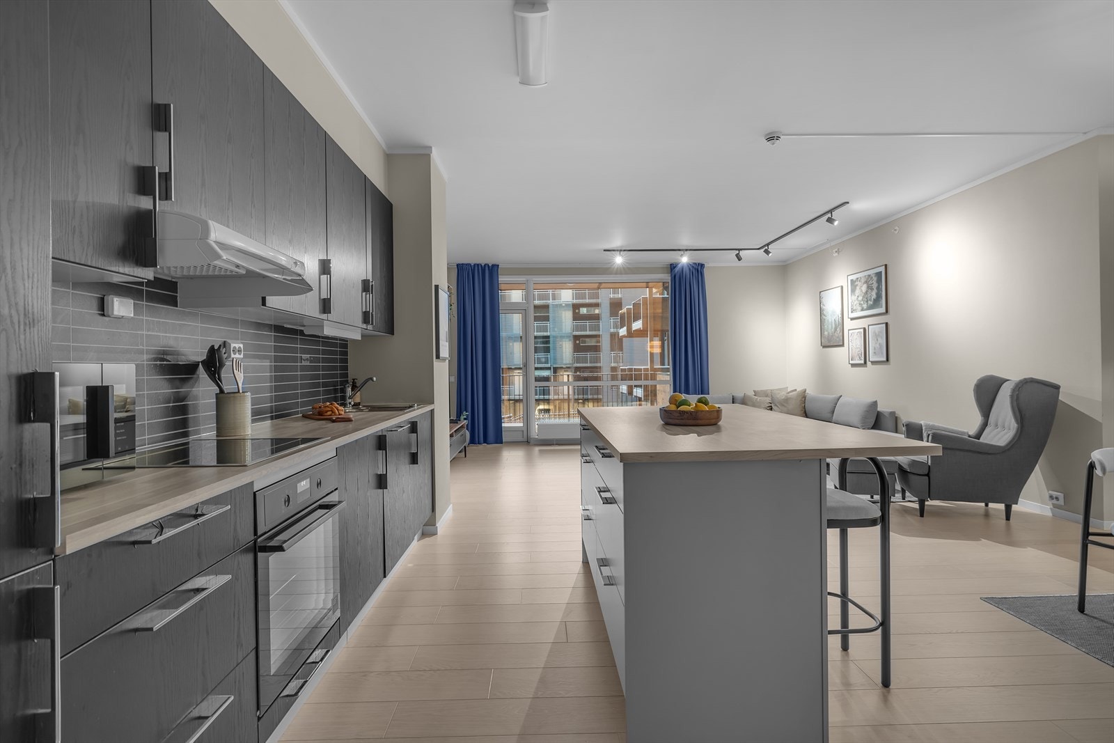 Rikelig med skap og benkeplass. Galleribilde