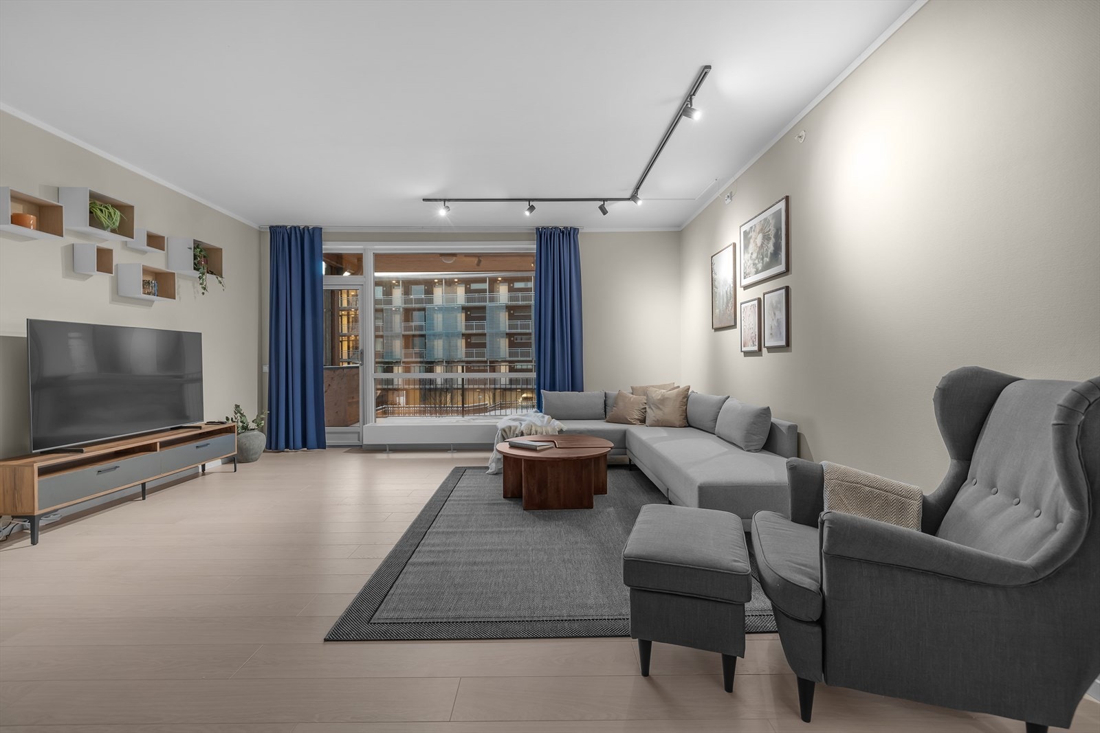 Leiligheten er oppført i 2014 og moderne innredet med gjennomgående god kvalitet og tidsriktige materialvalg. Galleribilde