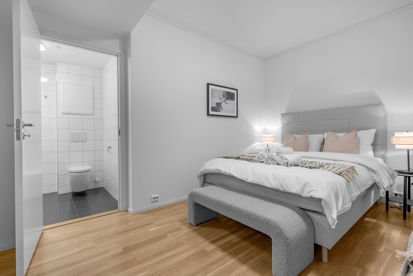 Hovedsoverom har tilknytning til bad. Galleribilde