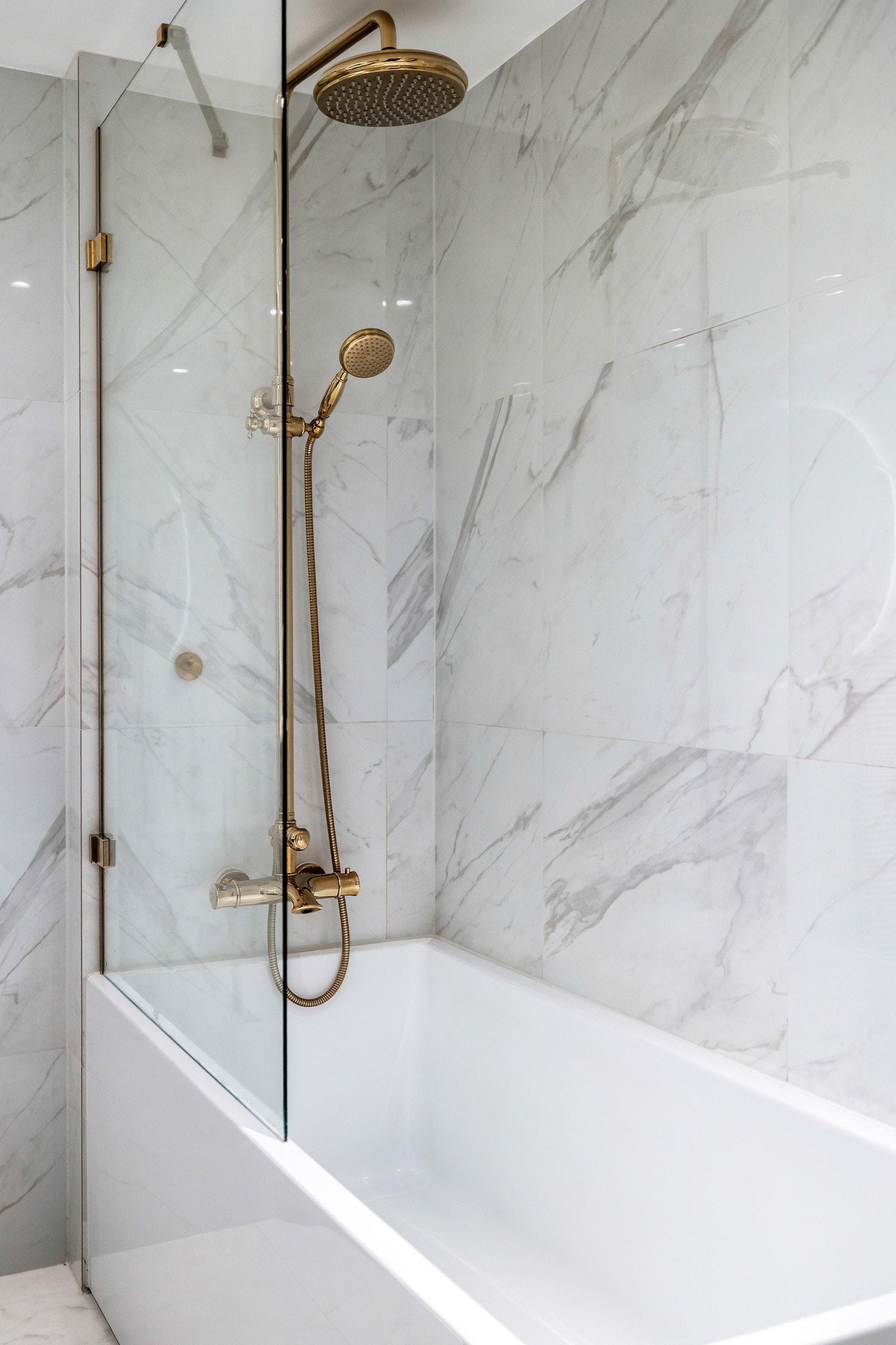 Dusjen er utsryrt med både regnfallsdusj og håndholdt dusj. Galleribilde