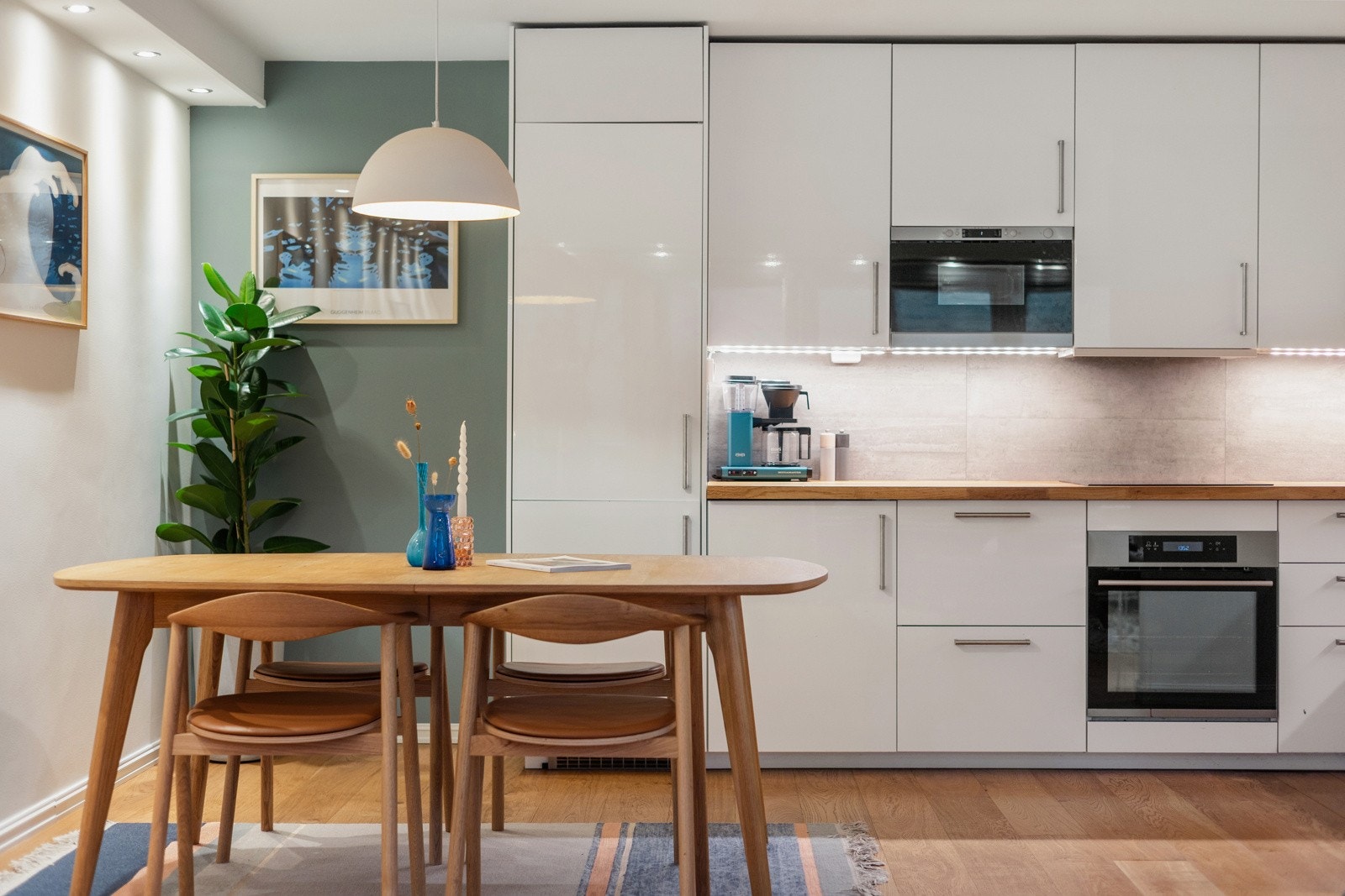 I tilknytning til kjøkkenet er det god plass til et hyggelig spisebord, som gir en sosial spiseplass Galleribilde