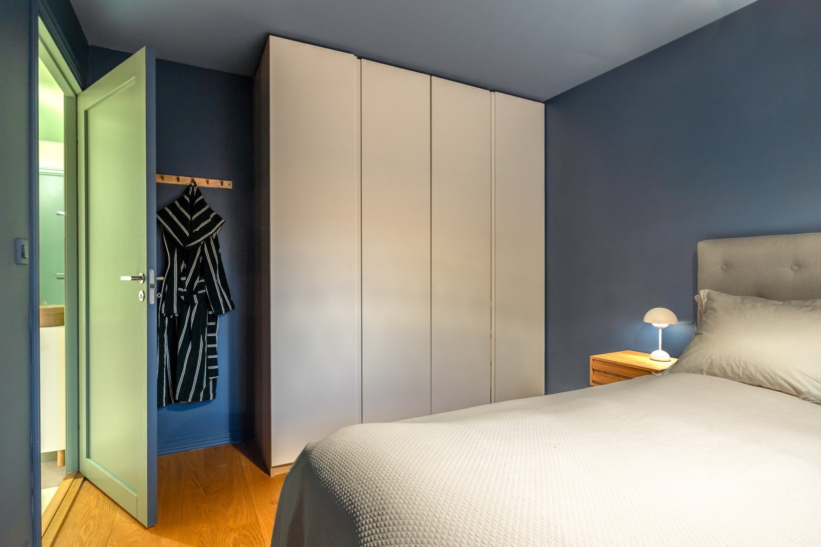 Rommet er innredet med en praktisk garderobeløsning som gir rikelig med oppbevaringsplass. Galleribilde