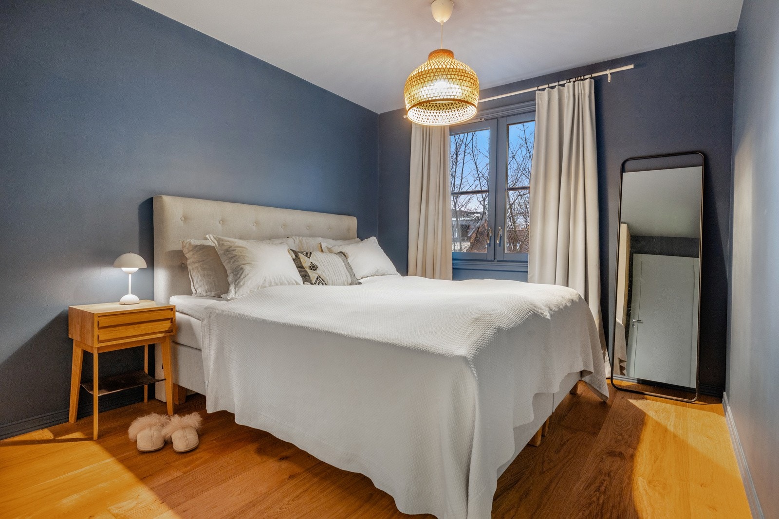 Hovedsoverommet har god plass til dobbeltseng med tilhørende nattbord. Galleribilde