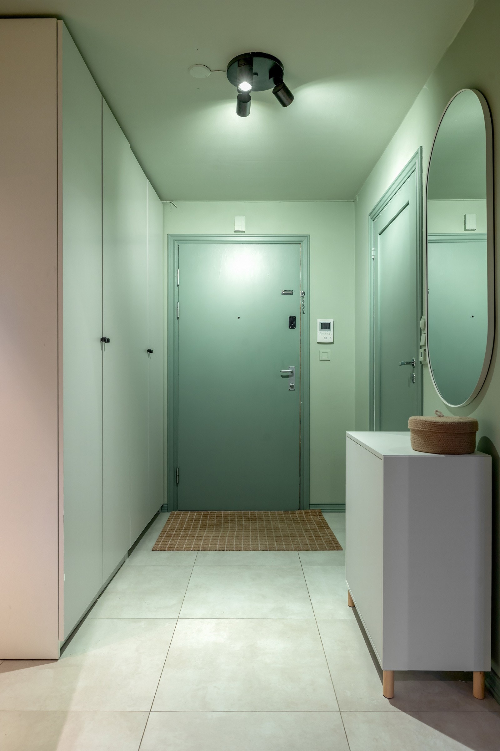 Leiligheten har en romslig entré. Her er det god plass til yttertøy og sko i praktiske garderobeskap, som bidrar til en ryddig og funksjonell hverdag Galleribilde