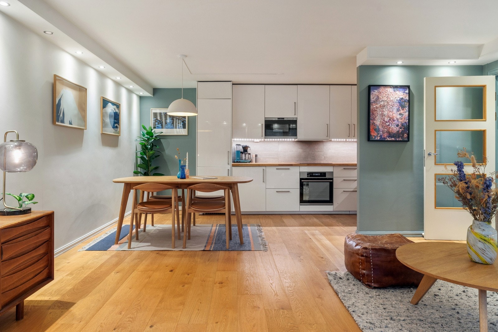 Den åpne løsningen mot kjøkkenet gir en god flyt og bidrar til et sosialt oppholdsrom Galleribilde