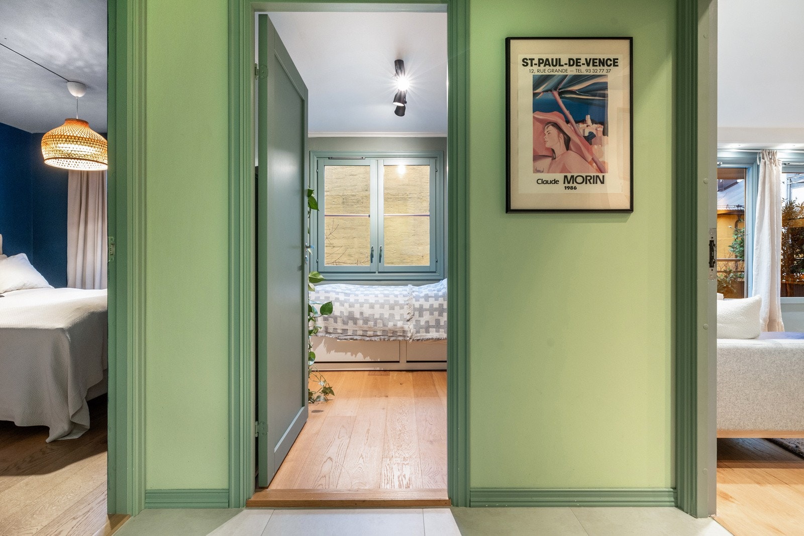 Entréen har flislagt gulv og planløsningen gir enkel adkomst til leilighetens øvrige rom. Galleribilde