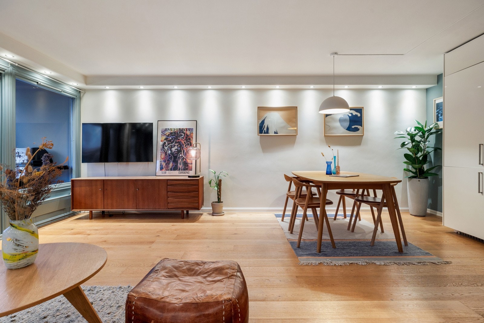 Stuen har plass til stor sofagruppe, tv-seksjon og øvrig møblement, samtidig som det er naturlig sone for spisebord. Galleribilde