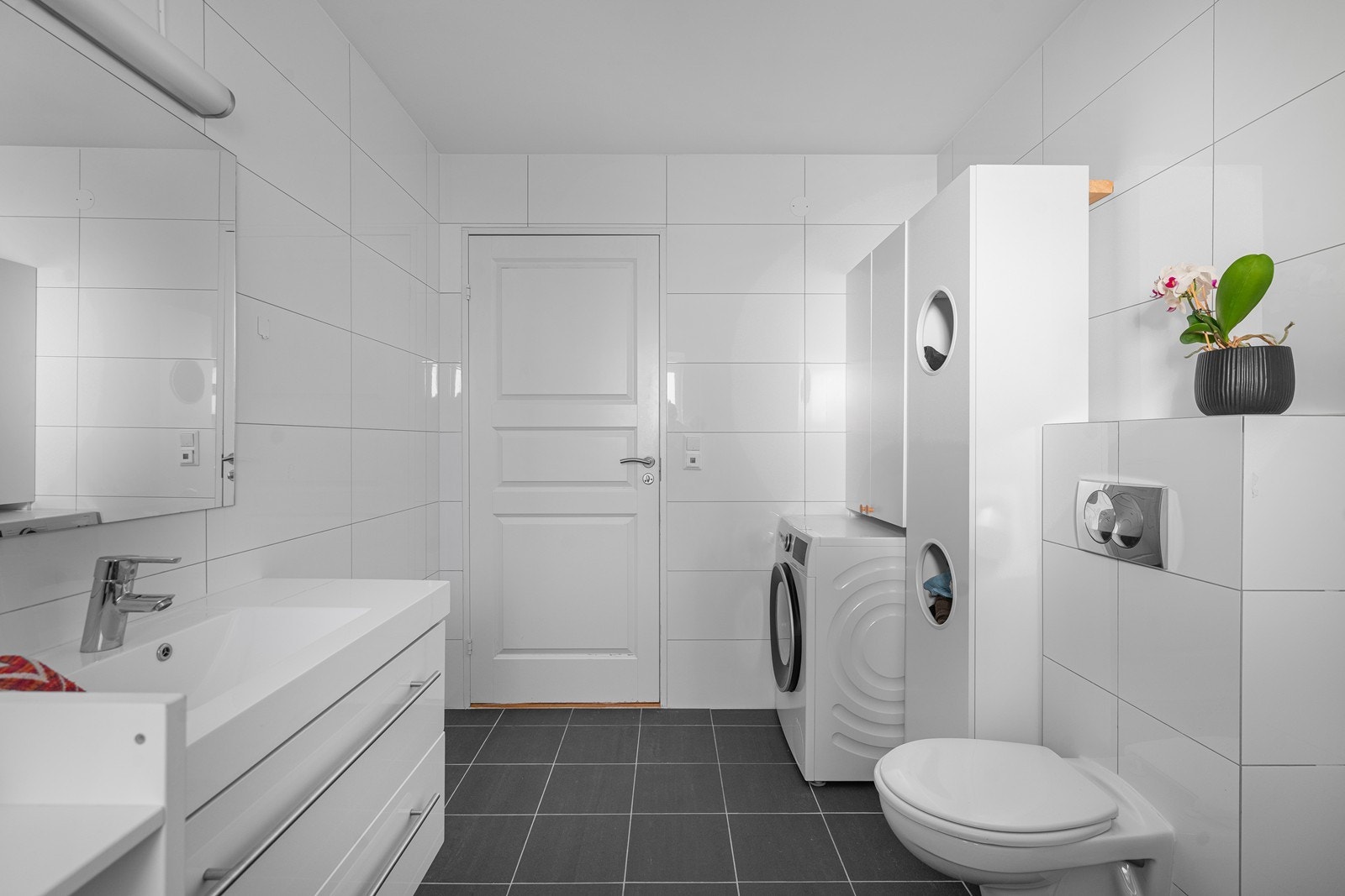 På badet er det plass til vaskemaskin, i tillegg til skap for oppbevaring. Galleribilde