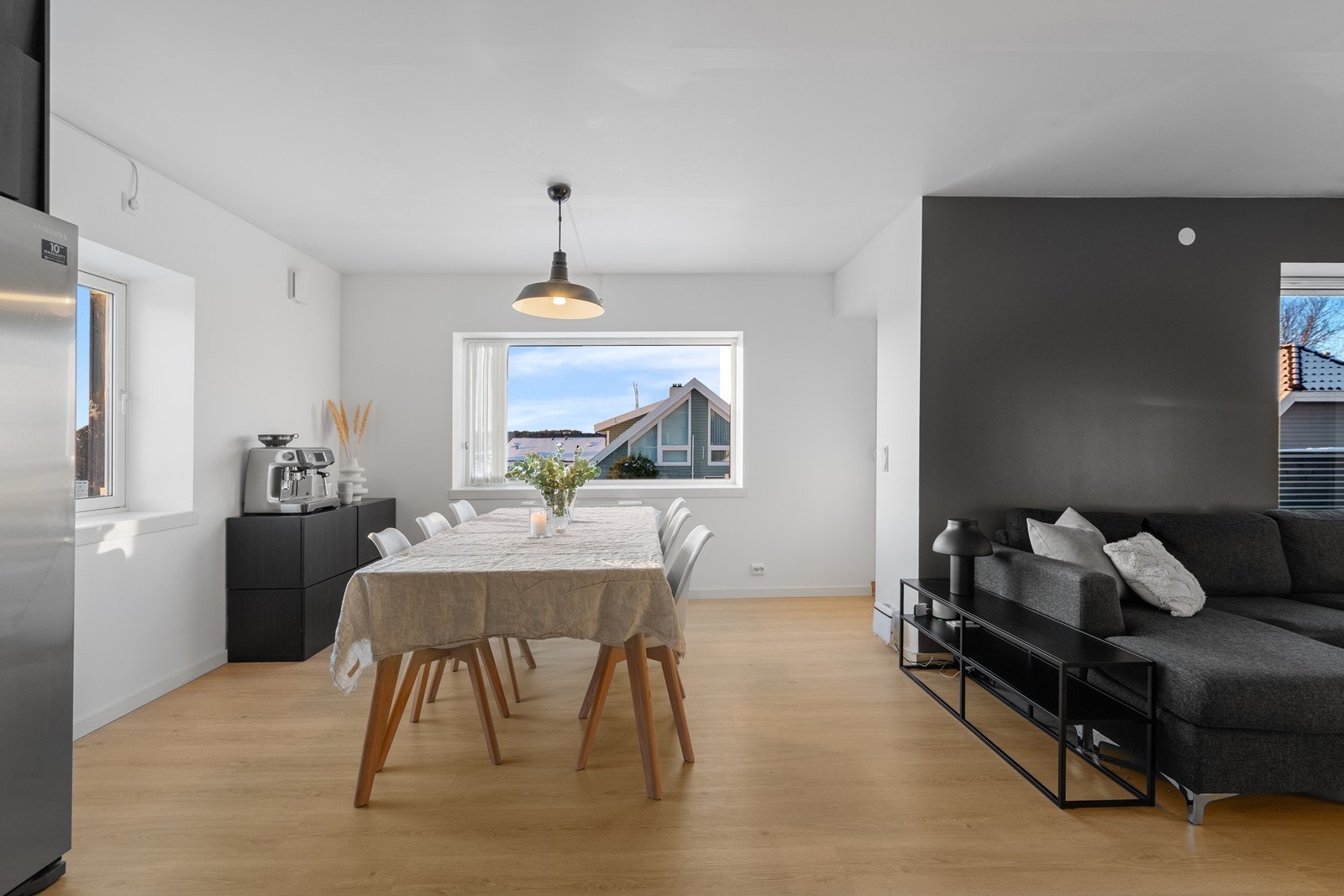 Varmepumpen er diskret plassert under vinduet, bak spisebordet, og gir effektiv oppvarming og komfort hele året. Galleribilde