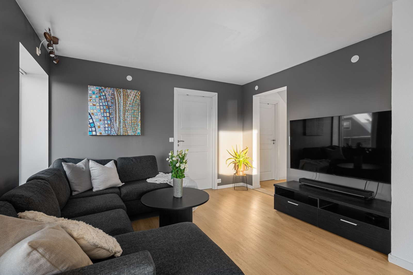 Funksjonell stue med plass til både sofa, spisebord og småmøbler. Galleribilde