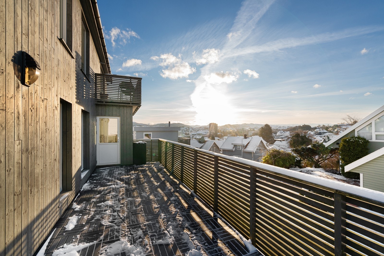 Sørvendt terrasse med gode solforhold og flott utsikt. Galleribilde