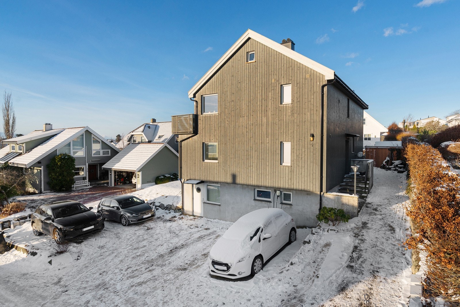 Velholdt og innholdsrik del av tomannsbolig med gode planløsninger. Galleribilde