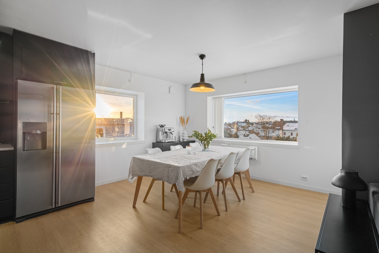 Lys og god romfølelse - lyset fra vinduer sprer seg over hele rommet. Galleribilde